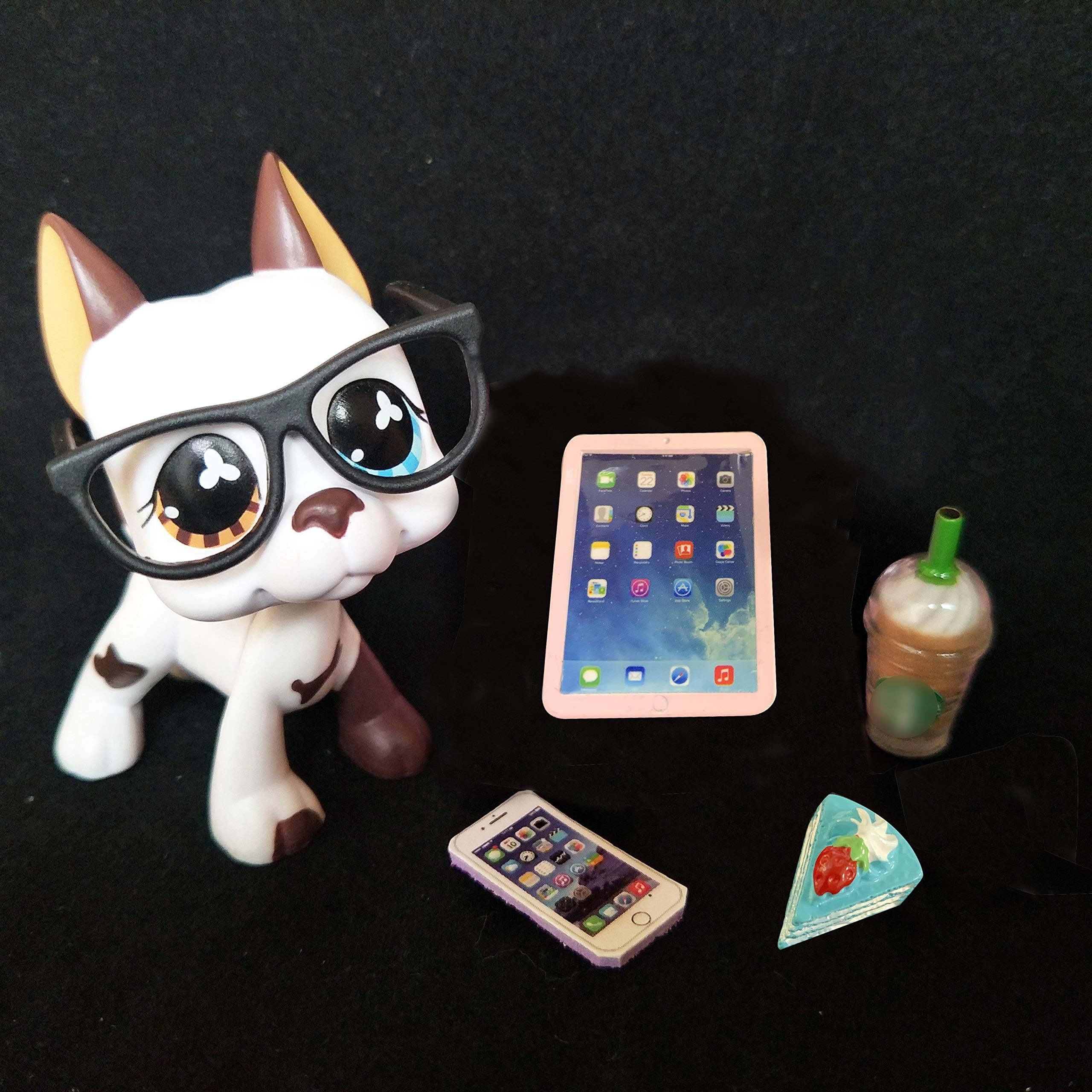 Emilys Doll lps Great Dane #577 Different Eyes Brown and Blue Eeyes with lps Accessories Lot Computer Cellphone Drinks Cake Rare Figures Collectable