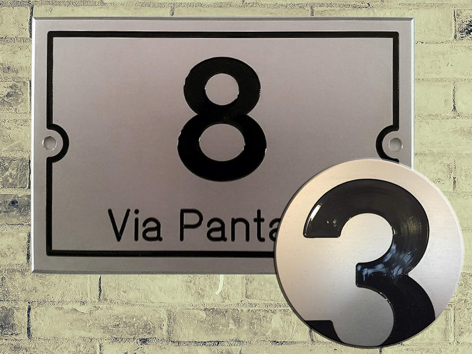 cartello con il numero civico per il prato