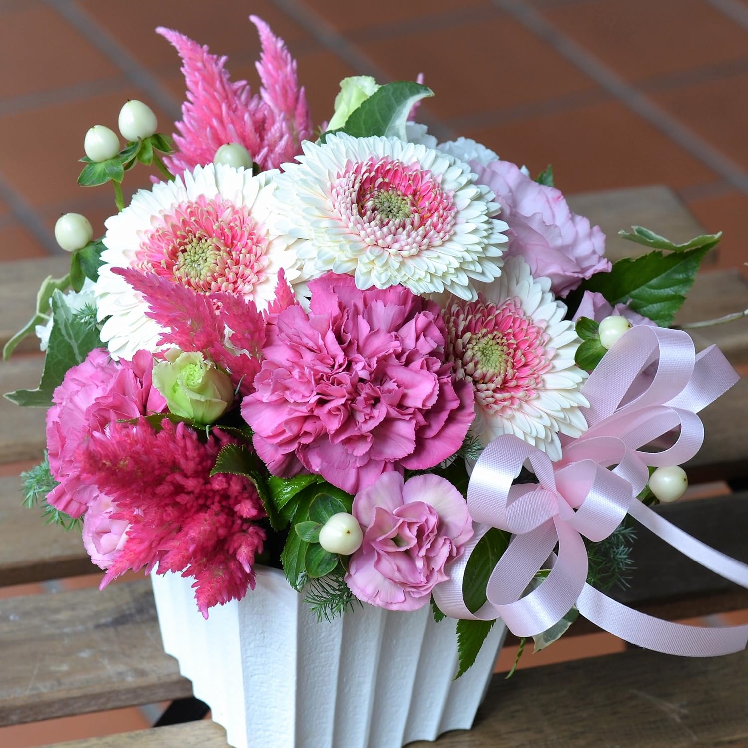 Amazon お洒落な八重咲きピンク系ガーベラ 贈り物で幸せの笑顔が咲きます フラワー ピンク系 ガーベラ プレゼント お祝 記念日 お誕生日 結婚記念日 開店祝 発表会 フラワーアレンジメント オンライン通販