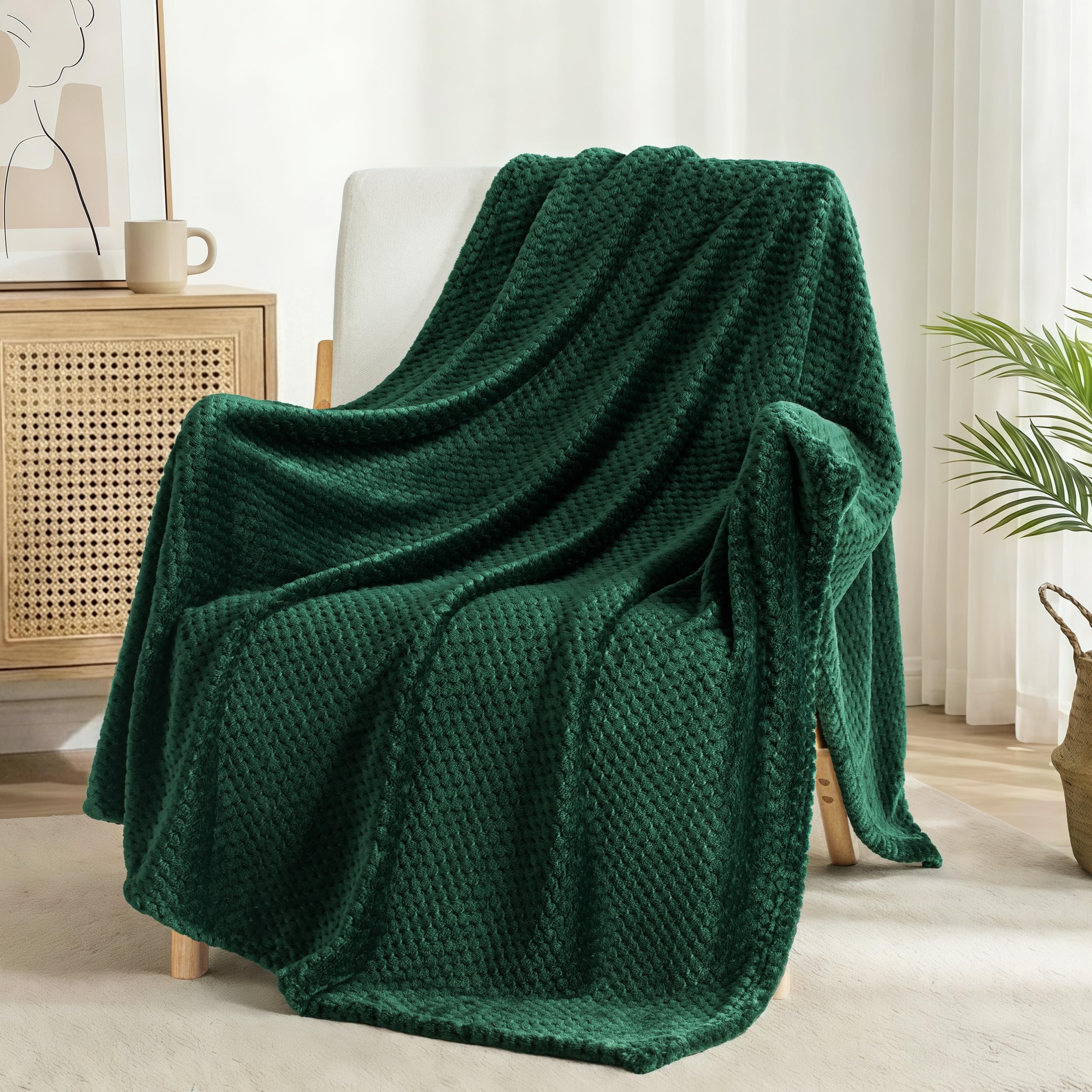 Exclusivo Mezcla Fleece Throw Blanket Extra Large, Super Soft and Warm Blankets for Couch, Sofa and Bed Waffle Textured, Cozy, Fuzzy and Lightweight, Forest Green, 127x178 CM