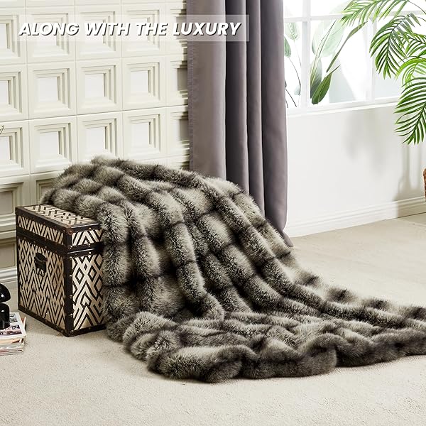DREAMNINE PREMIUM LUXURY FUZZY ANIMAL SKIN FAUX FUR THROW BLANKET 50″ X 60″, HIGH-END REVERSIBLE COZY THICK WOLF FLUFFY FOX BLANKETS FOR COUCH, SOFT WARM GRAY BEAR FURRY BLANKET FOR WINTER, BLACK GREY