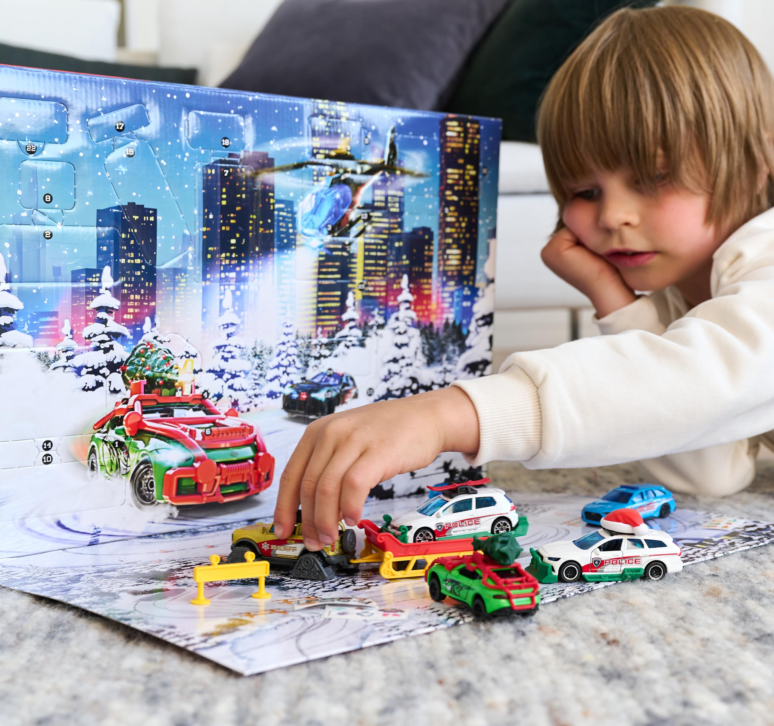 Majorette Auto Adventskalender 2025 für Kinder ab 5 Jahre - Weihnachtskalender mit 8 Spielzeugautos aus Metall und 16 Zubehör-Teilen - 24 Fenster mit Spielzeug-Befüllung inkl. Spielfläche 4