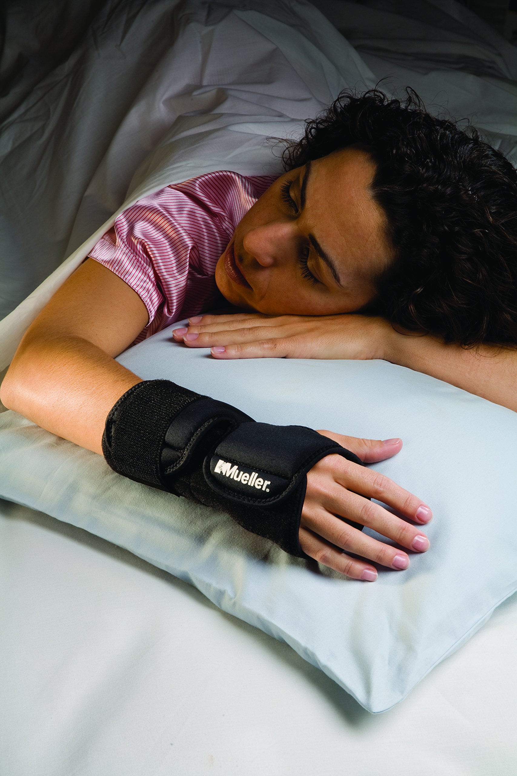 Mueller Sports Medicine Night Support Wrist Brace, Black, One Size Fits
