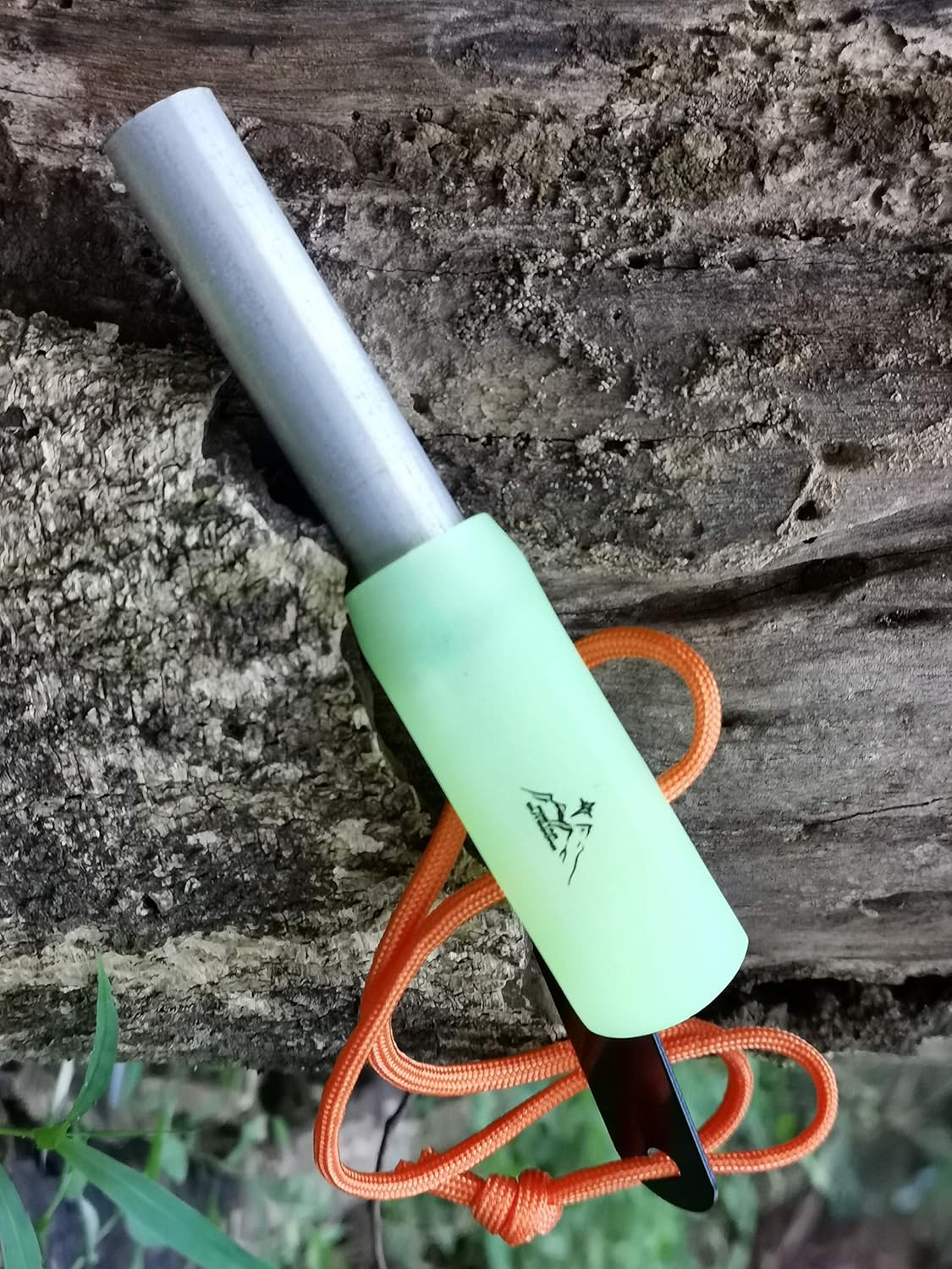 FOSTAR Outdoors Emergency Fire Starter，Magnesium Mg Rod Integrate with Ferro Rod, with Paracord and Multi –Function Scraper Striker, Great for Bushcraft, Camping, Hiking, Hunting (Luminous Green): Sports & Outdoors