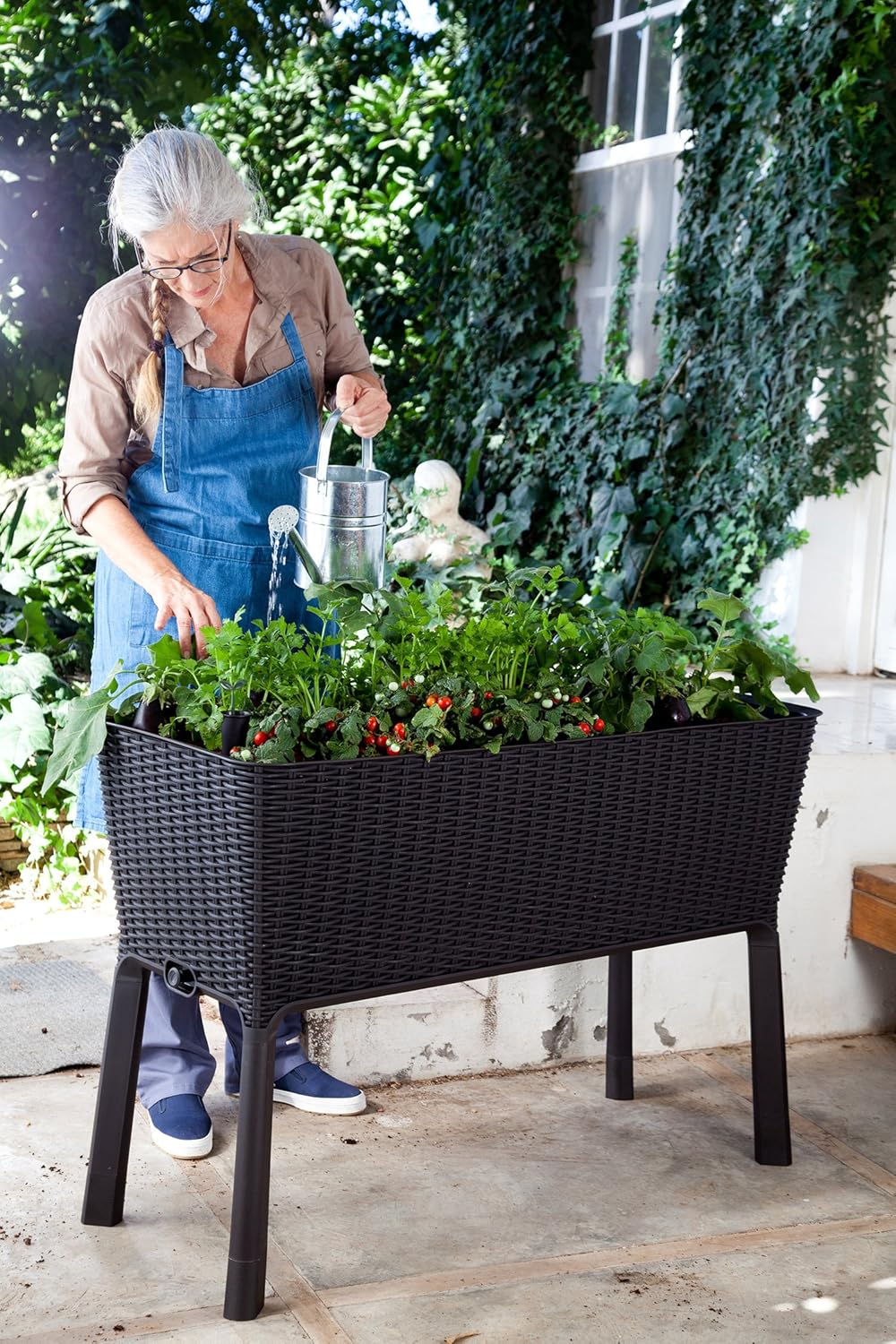 Keter Easy Grow 31 7 Gallon Raised Garden Bed With Self Watering Planter Box And Drainage Plug Anthracite Amazon De Garten