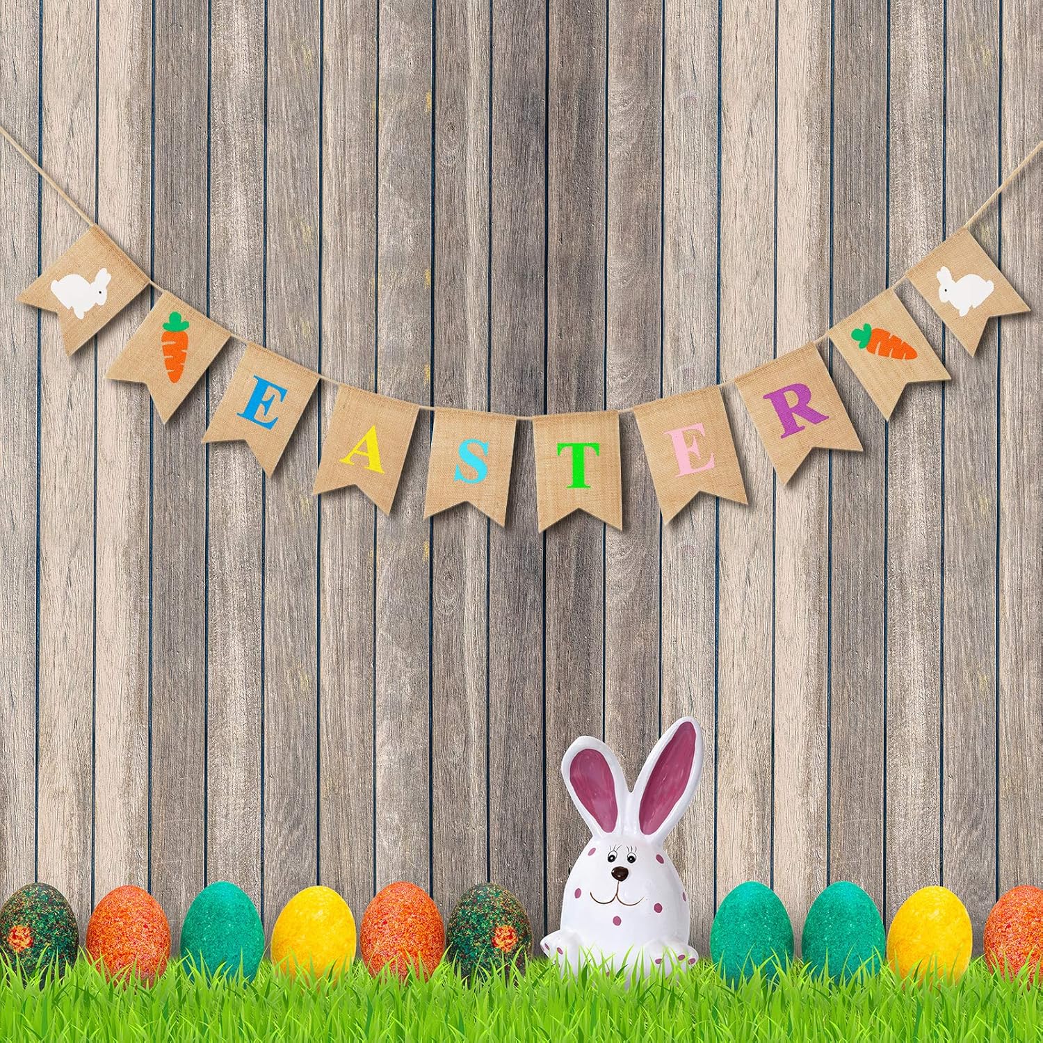 Uova Decorative Di Pasqua In Erba Su Uno Sfondo Di Legno Vettore Gratis