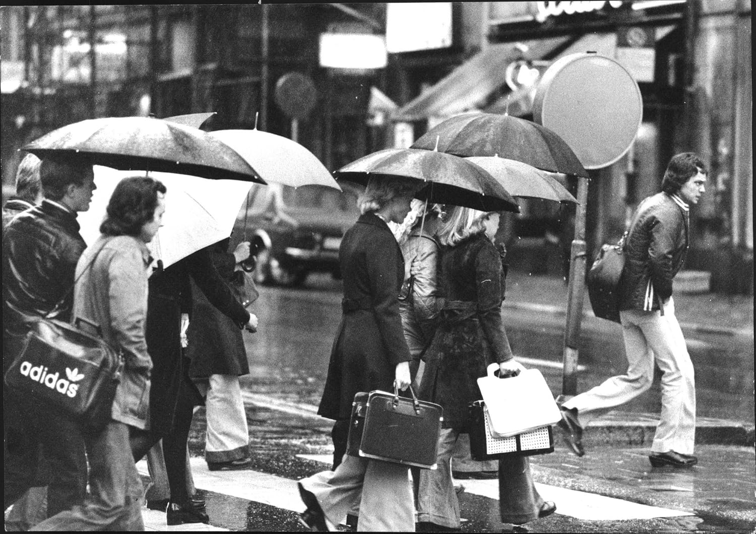 Amazon Com Vintage Photo Of Rain Image With People Walking
