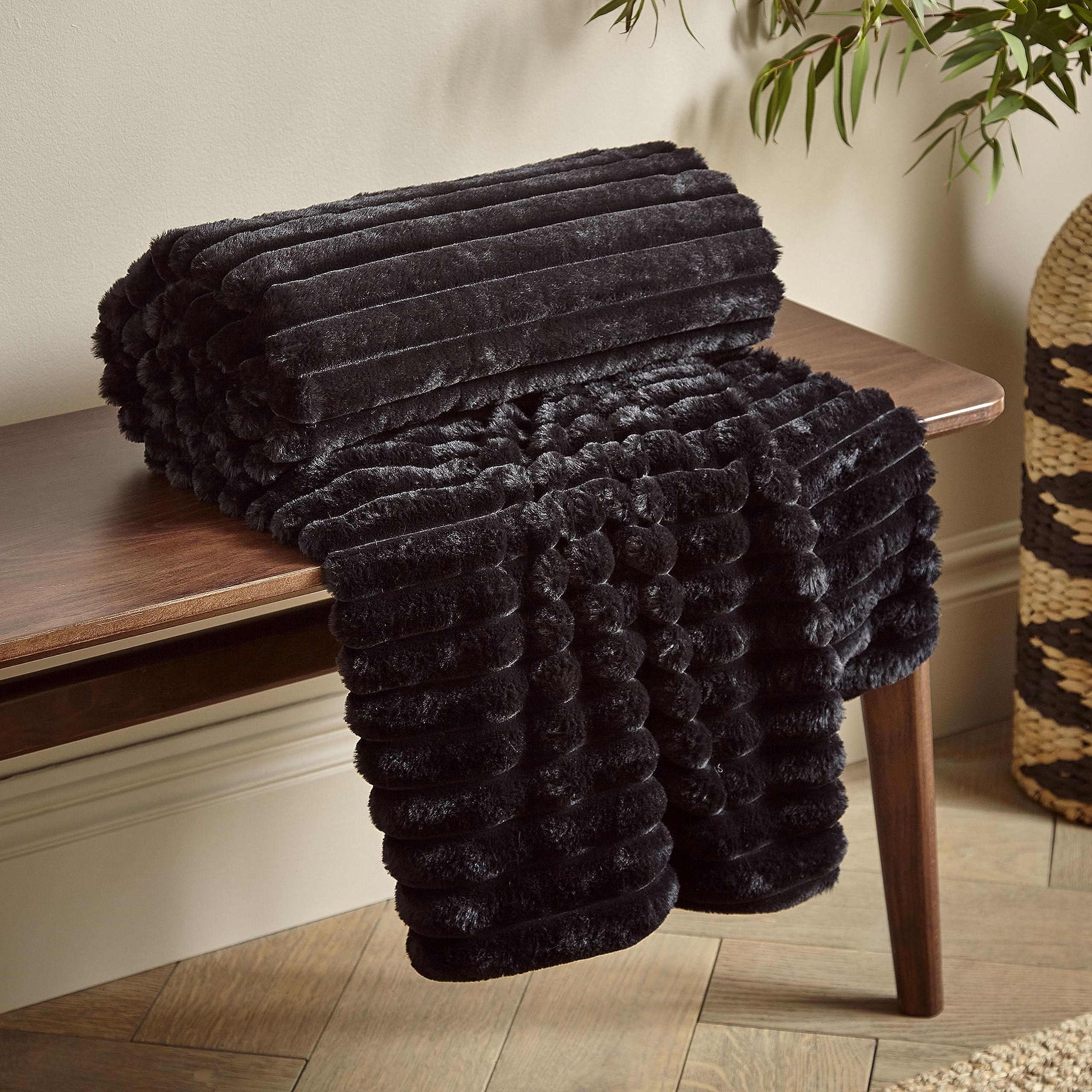 Catherine Lansfield Cosy Ribbed Faux Fur 130x170cm Blanket Throw Black — image 1