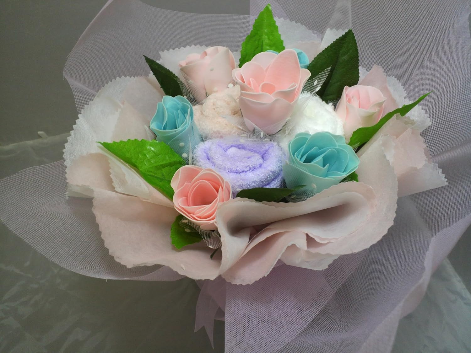 Amazon 今治タオルとソープフラワーアレンジメントの花束 色おまかせ 大 退職祝いに最適 花束 オンライン通販