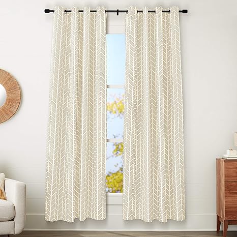 Amazon Co Jp Amazonベーシック 遮光カーテンセット ハトメ付 ベージュ ヘリンボーン柄 132cm 244cm ホーム キッチン