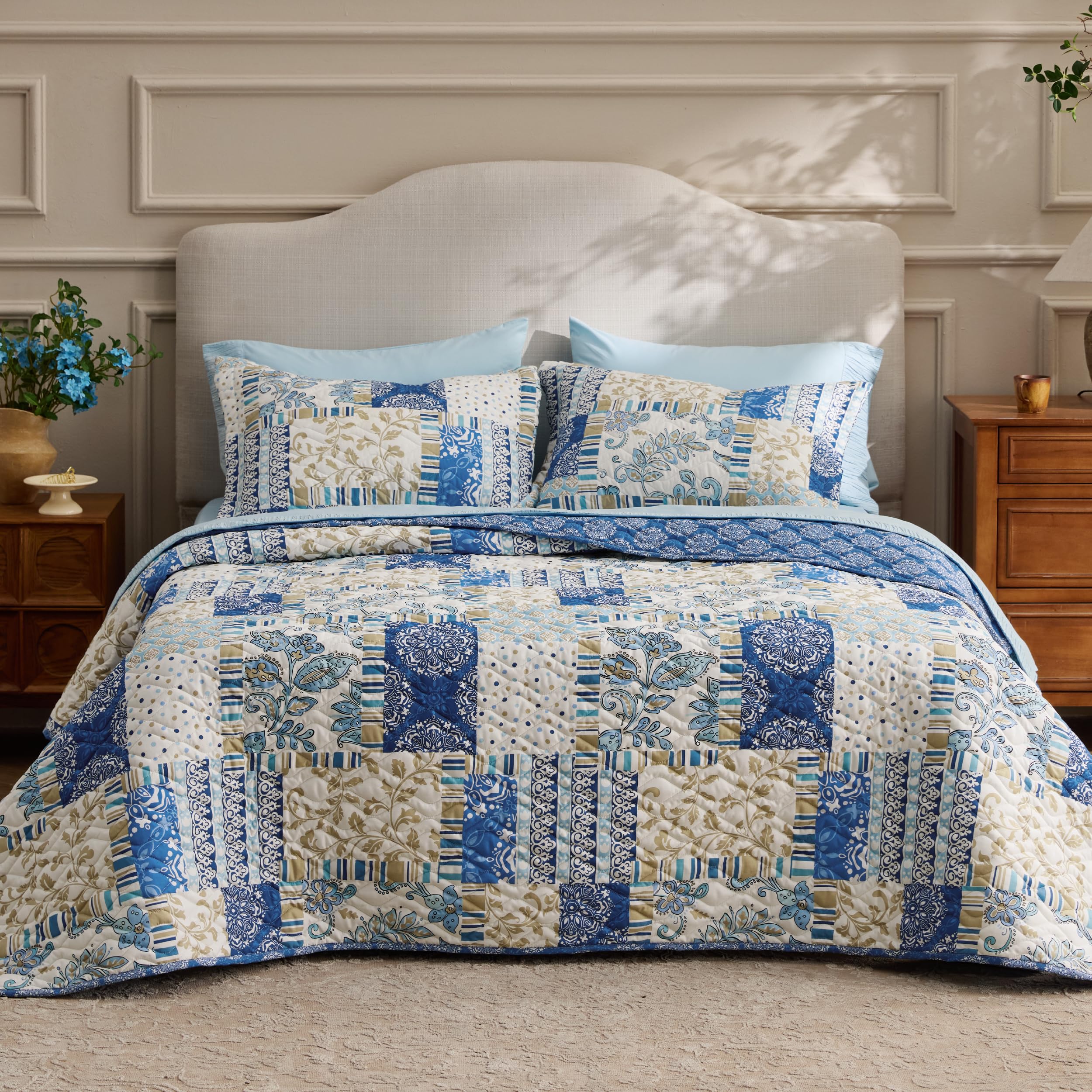 Bedsure Patchwork Quilts Queen Size - Reversible Blue Floral Comforter Queen Size, Summer Lightweight Bedspread Boho Quilted Bedding, Soft Microfiber Coverlet for All Seasons (90"x96") Image