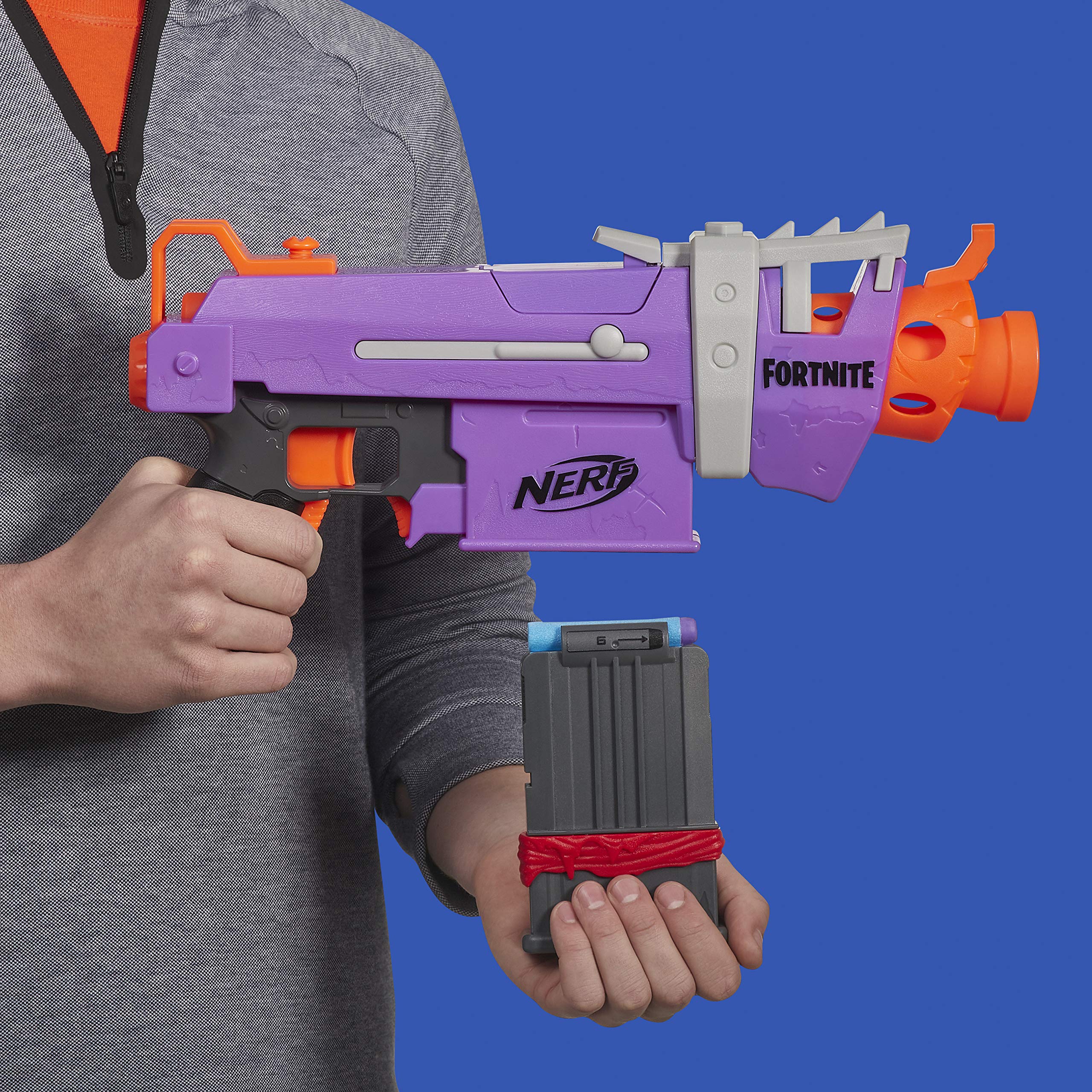 Nerf Fortnite SMG-E Blaster - Lanzamiento de dardos motorizado - Clip de 6 dardos, 6 dardos Elite oficiales - para jóvenes, adolescentes y adultos Nerf Fortnite SMG-E Blaster - Lanzamiento de dardos motorizado - Clip de 6 dardos, 6 dardos Elite oficiales - para jóvenes, adolescentes y adultos