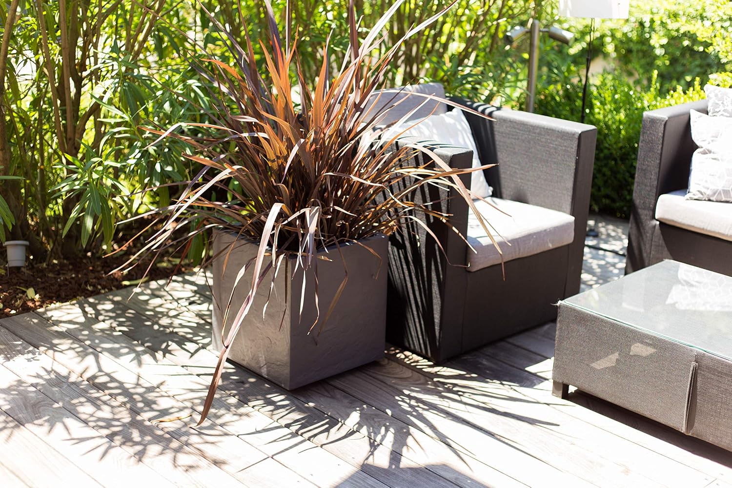 EDA - Volcania'Up Square Pot 21 L - Imitation Stone Decor - Single Wall - Water Retention Area - 29.5 x 29.5 x 29.5 cm - Pebble Grey - Image 3