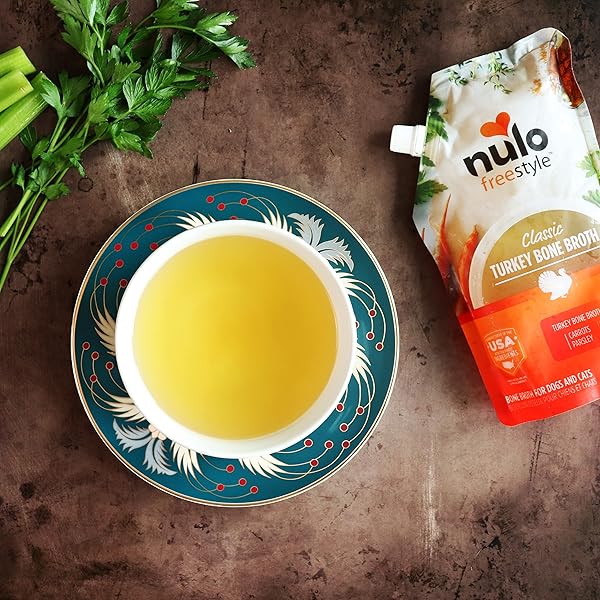 NULO FREESTYLE BONE BROTH, PREMIUM FOOD TOPPER FOR CATS AND DOGS, WITH COLLAGEN AND CHONDROITIN SULFATE TO HELP BOOST THE QUALITY OF YOUR PET’S COAT AND SKIN, 20 FL OZ POUCH