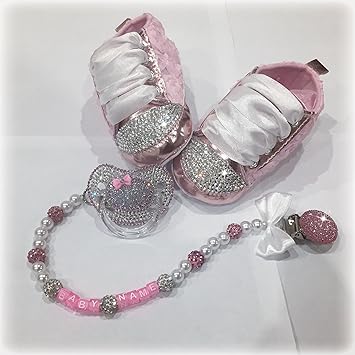 Luxus Geschenk Set Mit Wunsch Namen Strass Schnuller Schuhe Kette Mit Namen Geschenk Taufe Geburt Rosa Weiss Baby Shower Geschenk 0 6m Amazon De Baby