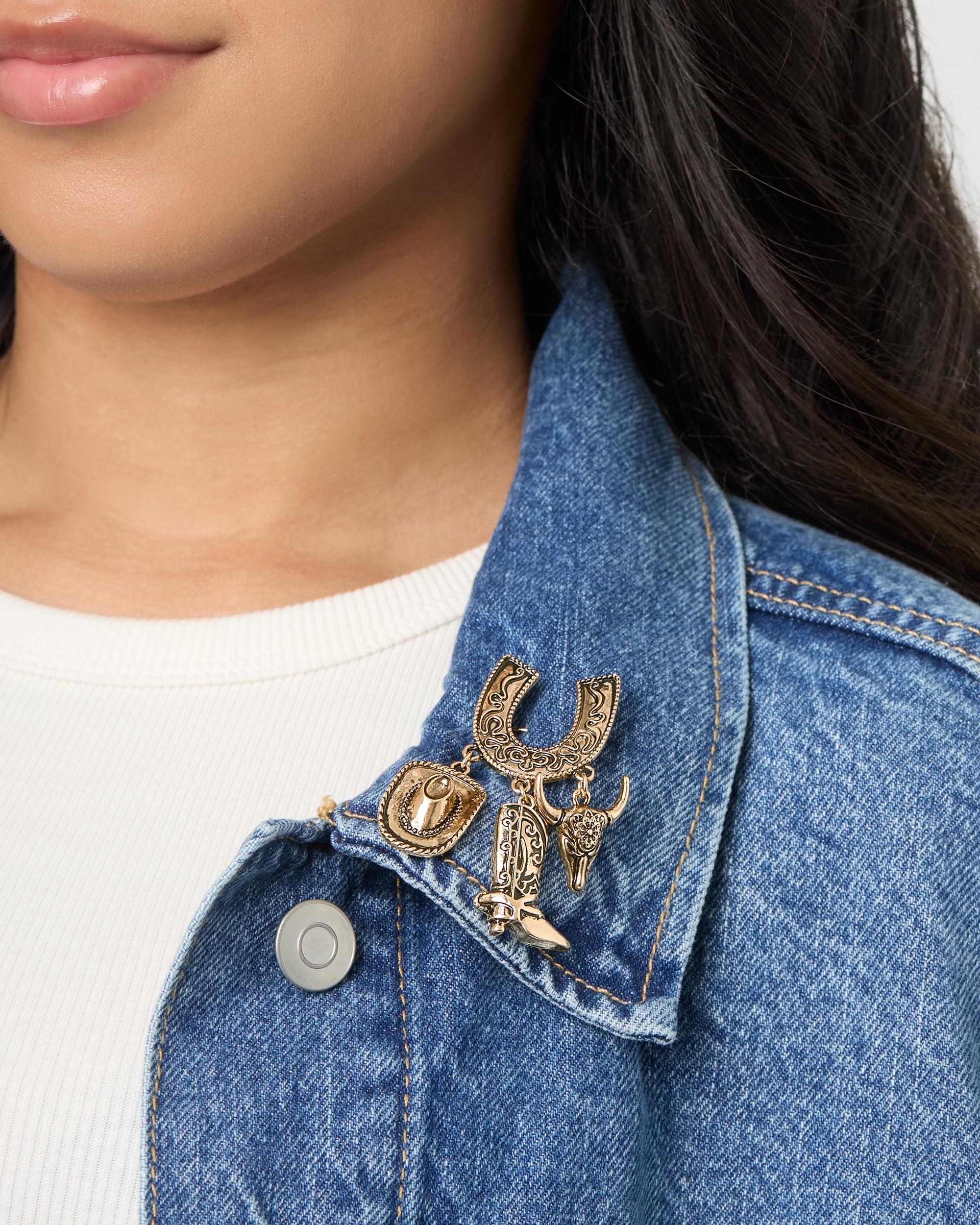 Jessica Simpson Dangle Charms Western Brooch for Women, Gold Tone-Plated Horseshoe Brooch Pin with 3 Cowgirl Charms