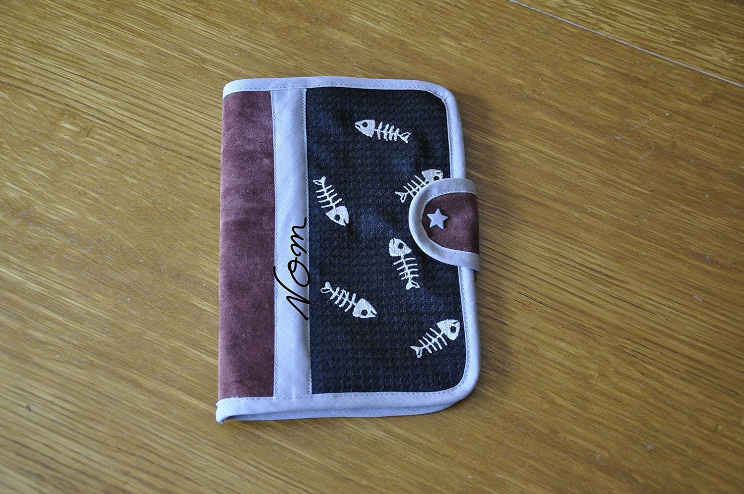 Produits Handmade Chats Protege Carnet De Sante Pour Chat Personnalisable Tissus Brode Aretes De Poisson Et Suedine Bordeaux