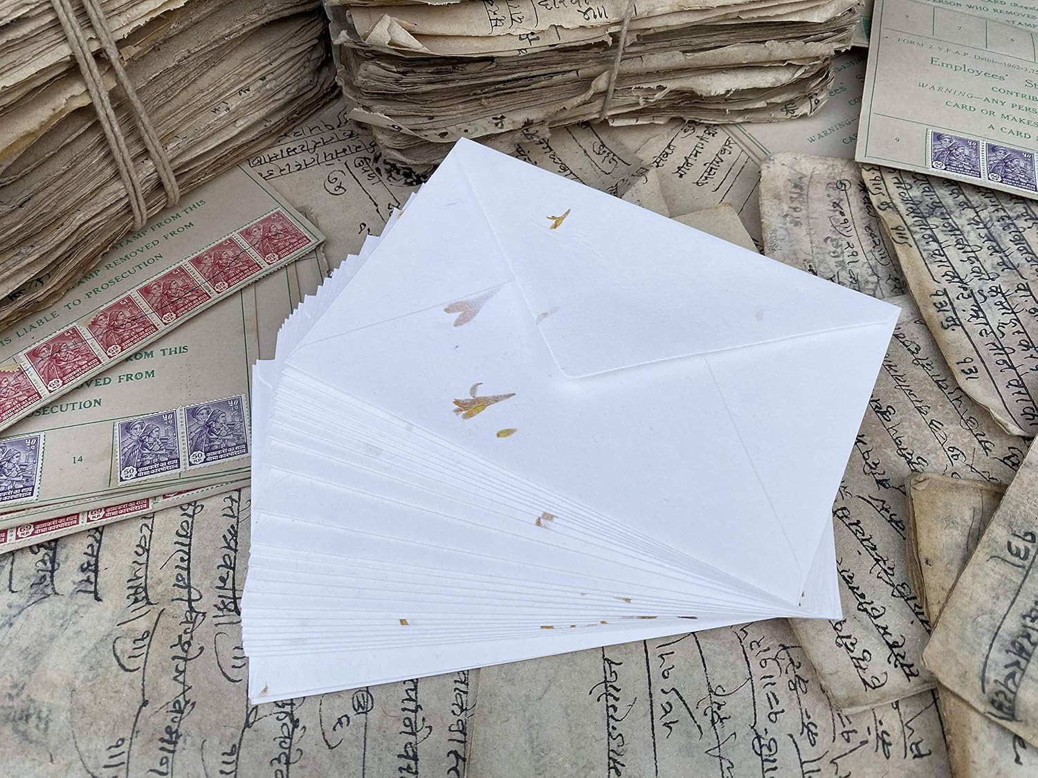 Wanderings Handmade White Envelopes with Real Flower Petals, 4.25 x 6.25 (11 x 16 cm) Package of 25 - Image 3
