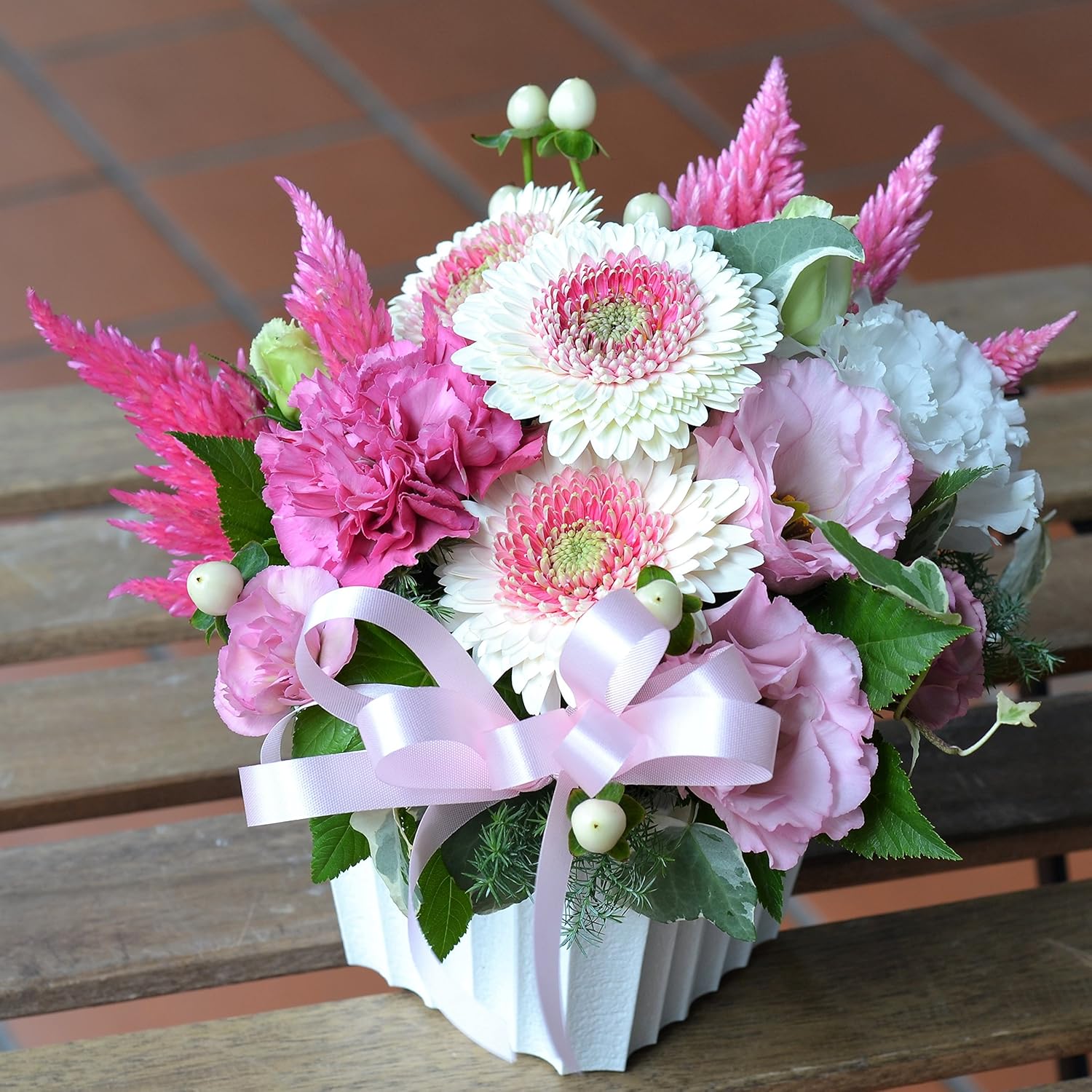 Amazon お洒落な八重咲きピンク系ガーベラ 贈り物で幸せの笑顔が咲きます フラワー ピンク系 ガーベラ プレゼント お祝 記念日 お誕生日 結婚記念日 開店祝 発表会 フラワーアレンジメント オンライン通販