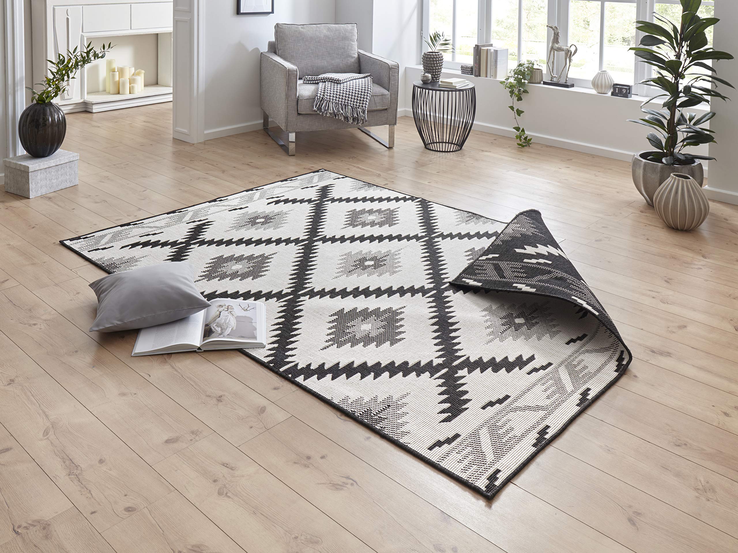 NORTHRUGS Malibu Indoor and Outdoor Rug 80 x 150 cm - Reversible Rug Weatherproof Modern Geometric Pattern Runner for Balcony Patio Garden Conservatory Living Room Rug Waterproof in Black Cream