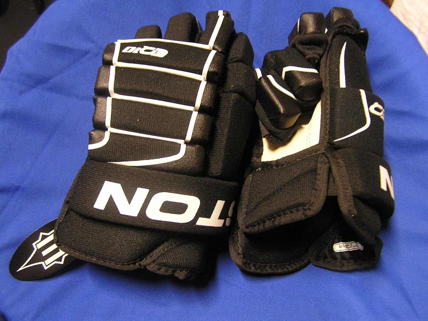 Easton Synergy EQ10 Junior Hockey Gloves 2011 : Hockey Players Gloves : Sports & Outdoors