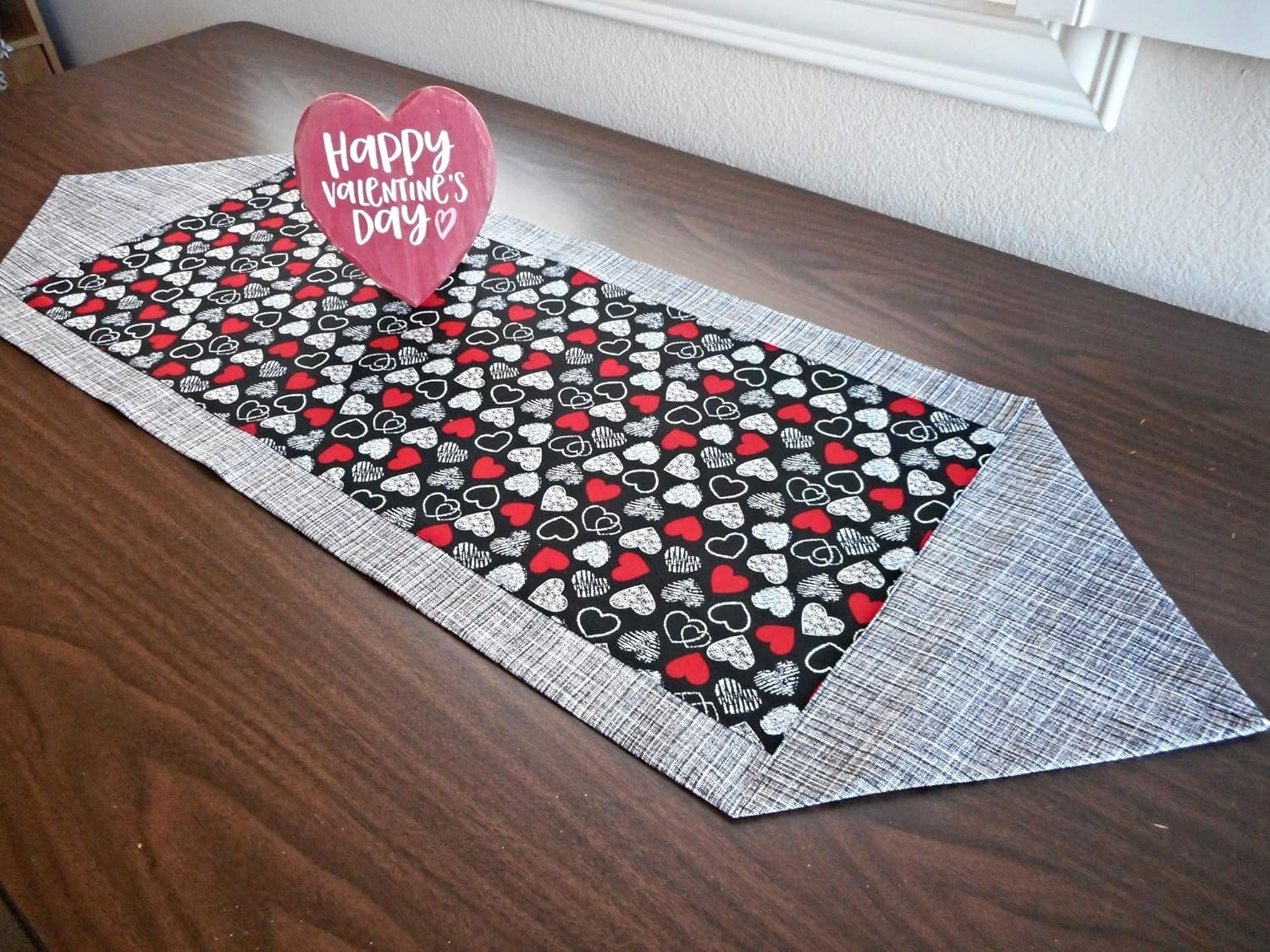 Amazon Com Gray Valentines Table Runner Hearts Red Black White