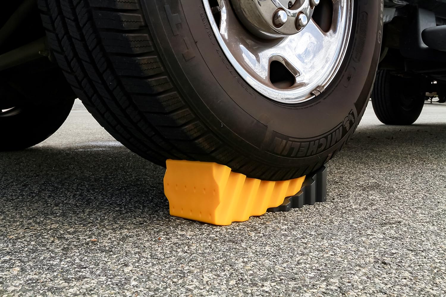 Camco 44423 RV Curved Leveler with Chock - Easy Drive-on Leveler Adds Up to 4" in Height: Automotive