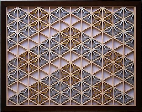 Amazon 組子色彩葉 金銀麻の葉 ちらし ２色１号 和風アートパネル インテリアパネル 和モダン モダンアート パネルアート 和柄 組子細工 壁掛け 壁飾り 玄関 リビング おしゃれ 幾何学模様 お洒落 落ち着き 新築 人気 お祝いに最適 横54cm 縦42cm アクリル仕様 額装