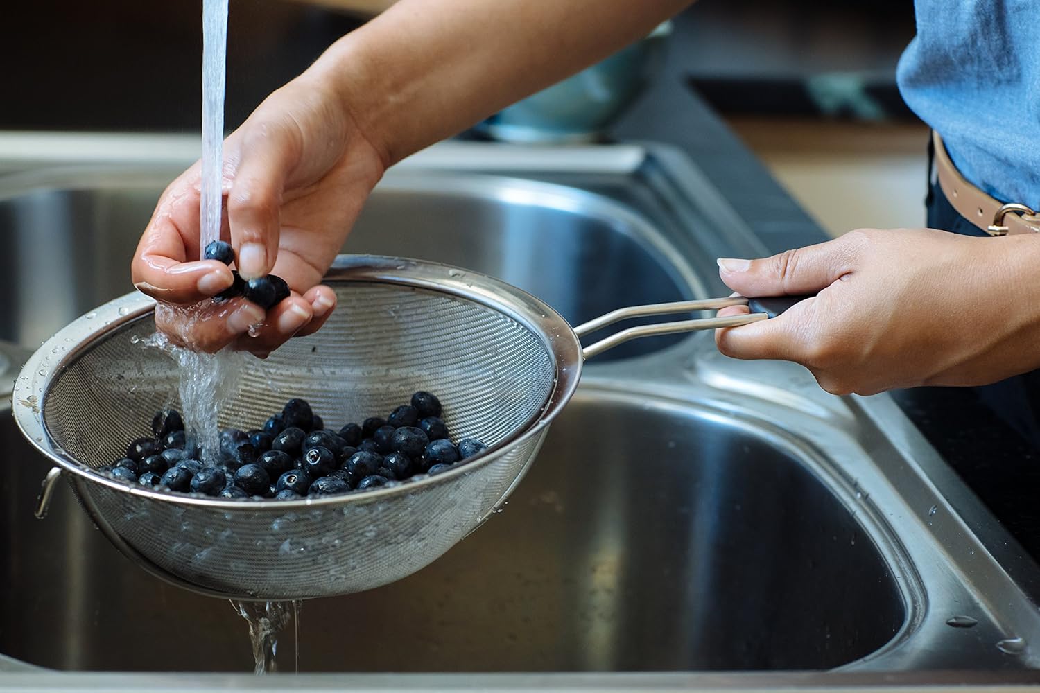 LiveFresh Large Stainless Steel Fine Mesh Strainer with Reinforced Frame and Sturdy Rubber Handle Grip - Image 4