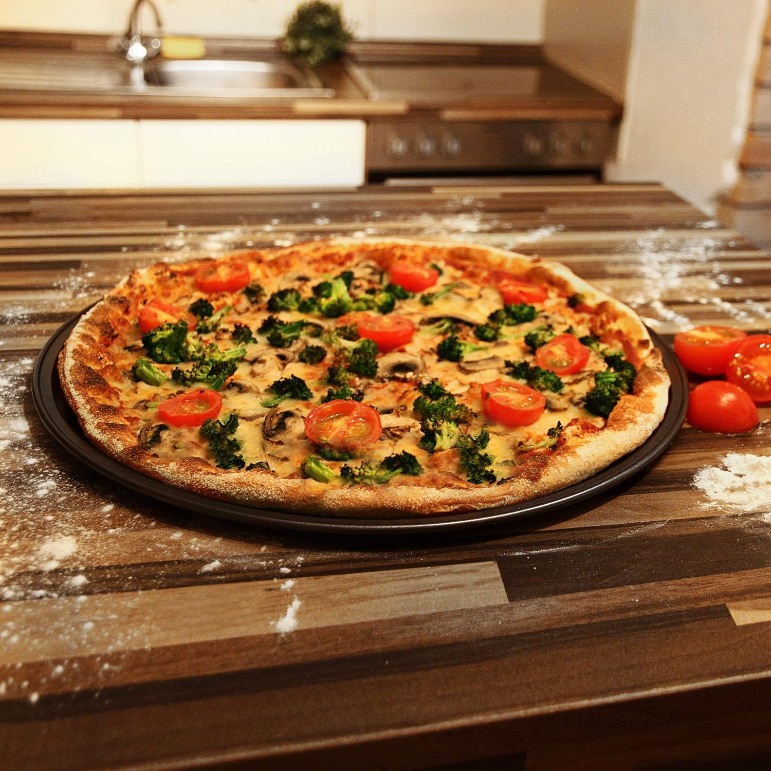 Relaxdays Round Pizza Baking Pan 33 cm 4-Piece Set Baking Plates With Non-Stick Coating For Pizzas And Tarte Flambee With Extra Large Diameter Pizza Baking Tray Made Of Carbon Steel - Image 3