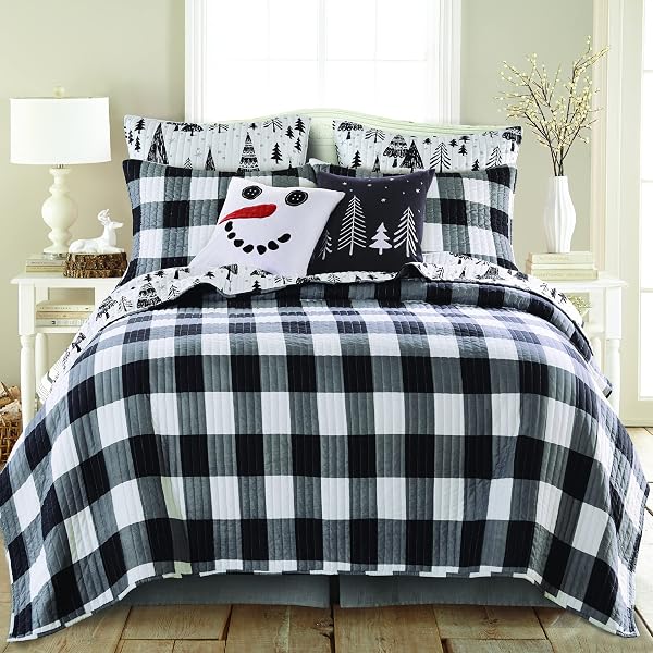 LEVTEX HOME MERRY & BRIGHT COLLECTION – NORTHERN STAR QUILT SET – KING/CAL KING QUILT (106X92IN.) + TWO KING PILLOW SHAMS (36X20IN.) – CHRISTMAS TREE – BLACK AND WHITE – REVERSIBLE