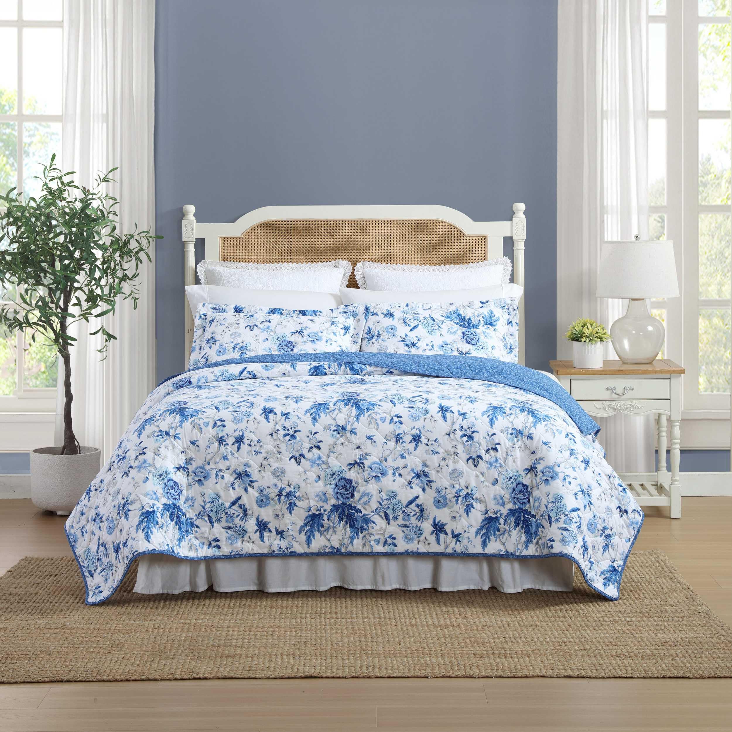 Laura Ashley - King Quilt Set, Reversible Cotton Bedding with Matching Shams, Lightweight Home Decor for All Seasons (Breezy Floral Blue, King) Image