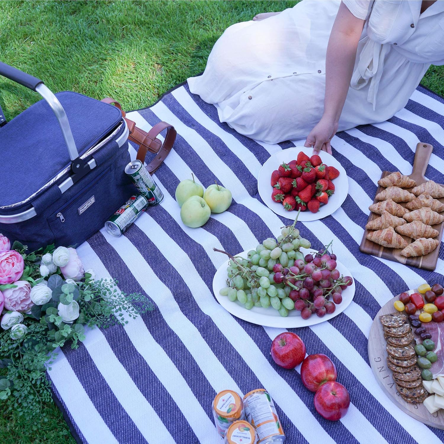 HulaFish Large 59''x79'' Waterproof Picnic Blanket - 3 Layered Foldable Outdoor Picnic Mat Perfect for Park and Beach, Grass / Water Resistant - Beach Blanket / Picnic Blankets: Kitchen & Dining