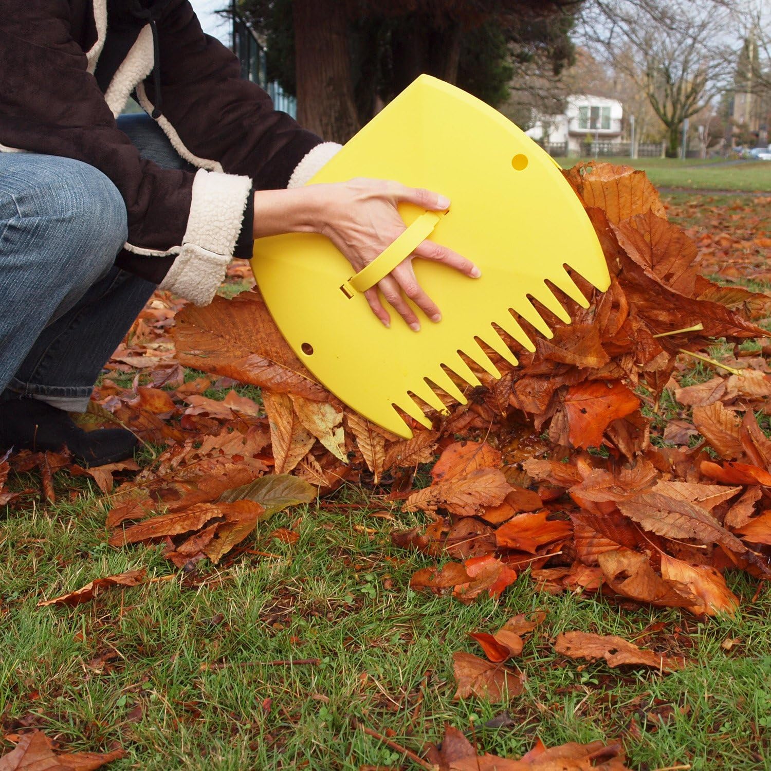 Garden and Yard Leaf Scoops Hand Rakes, Large Sized, Multiple Use for Leaves, Lawn Debris and Trash Pick Up Good Use 1 Pair : Garden & Outdoor