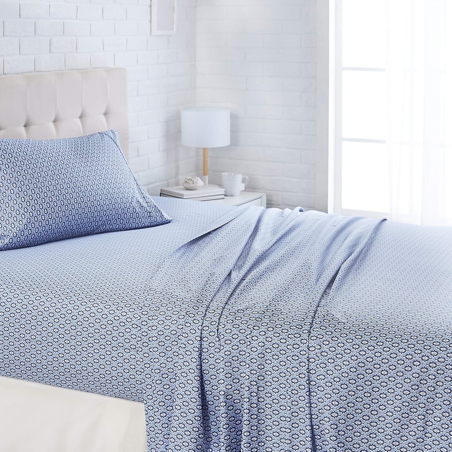 AmazonBasics Lightweight Super Soft Easy Care Microfiber Bed Sheet Set