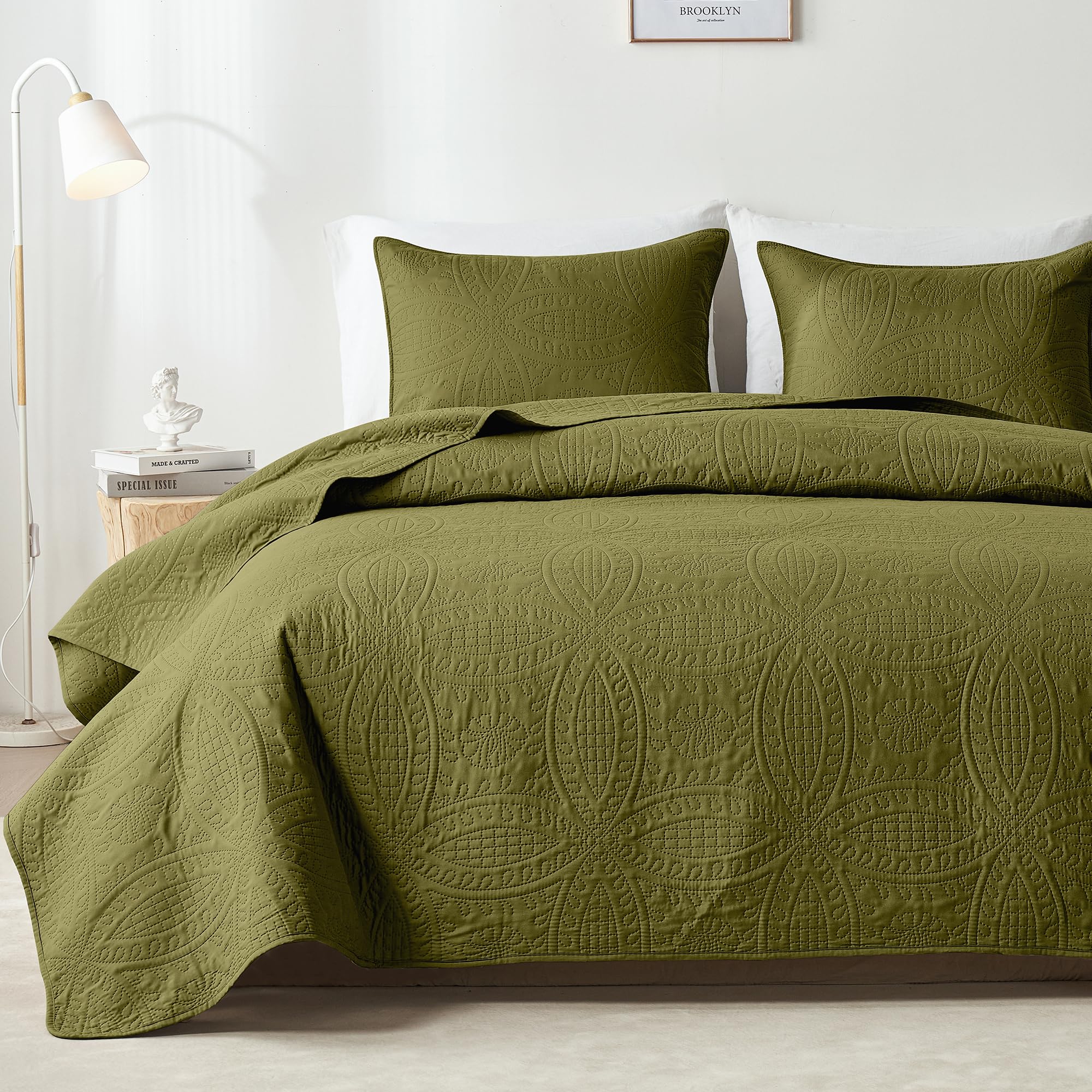 akkialla King/Cal King Quilt Set,Olive Green Lightweight Bedspread with Coin Pattern, Soft Microfiber Coverlet for All Seasons, Breathable and Skin-Friendly Fabric (1 Quilt, 2 Pillow Shams)