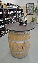 Weinfasstisch mit Weinflaschen