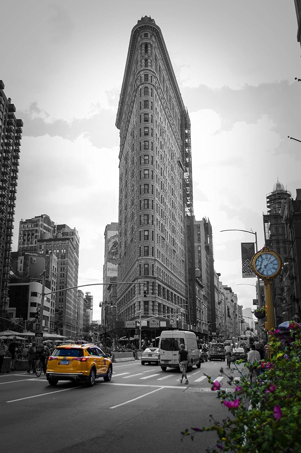 MELIS Flatiron Building New York City Black&White Yellow cab Stretched Canvas Wall Art (16x24)