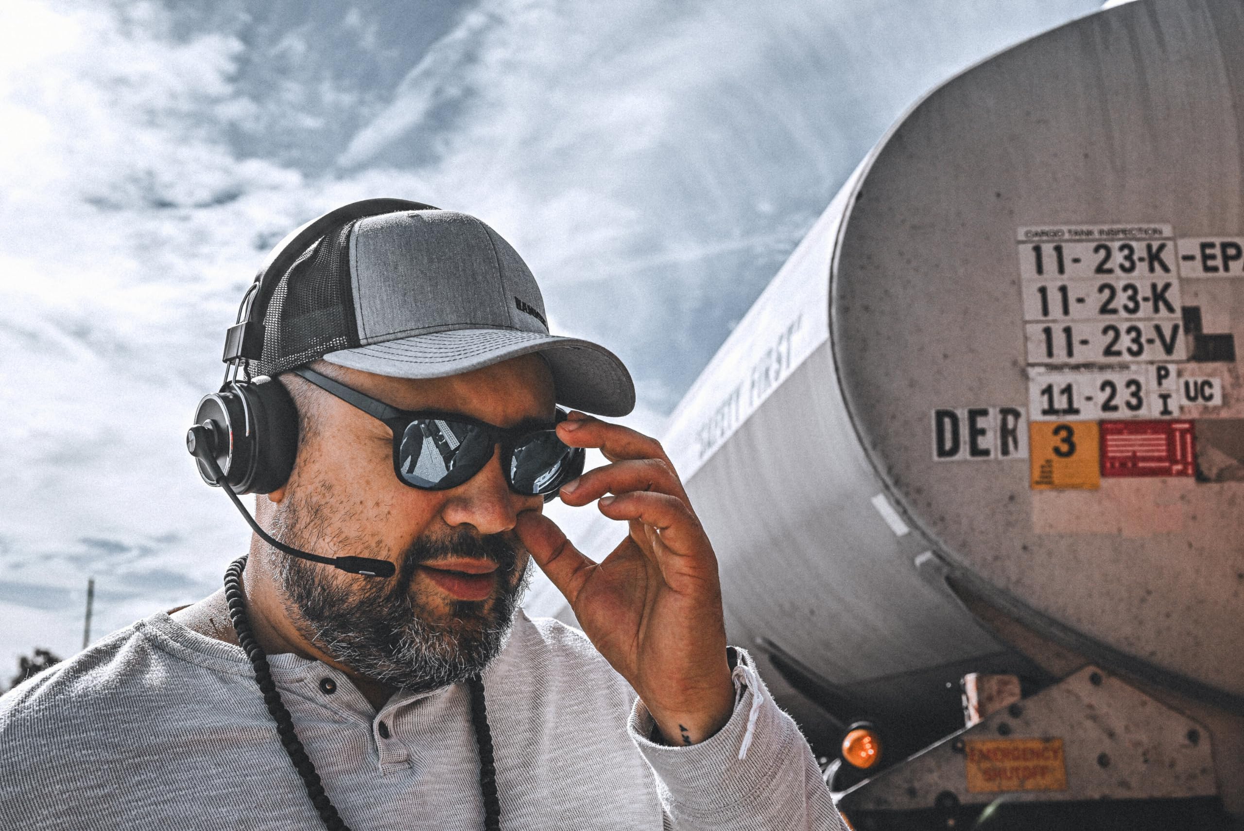 Blue Tiger Elite Plus Premium Single and Dual Ear Wireless Headset – Professional Truckers’ Noise Cancellation Head Set with Microphone – Long Battery Life, No Wires