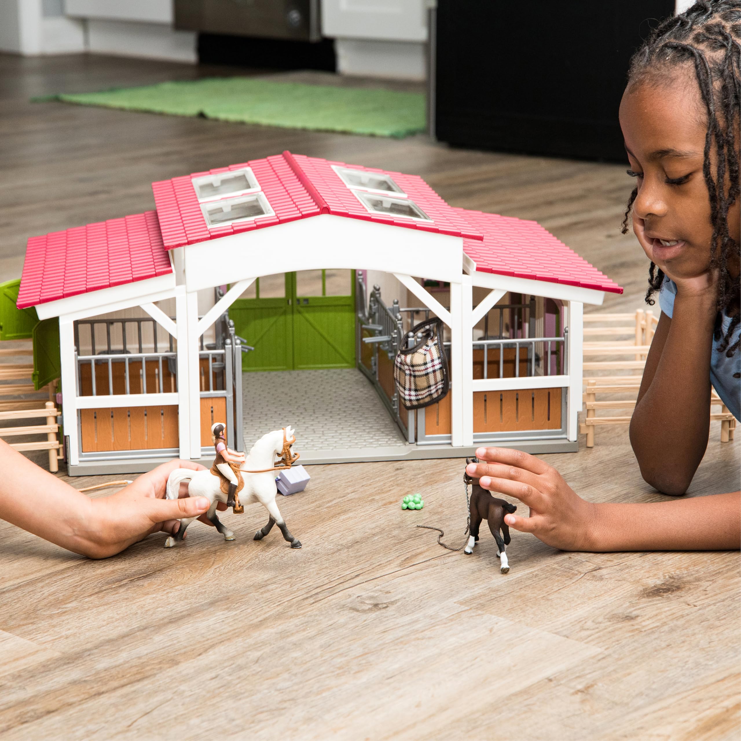 SCHLEICH Horse Club | Reiterhof mit Reiterin und Pferden 42344 | Set aus Stall, Mädchenfigur, 2 Pferden & Zubehör | Geschenk für Kinder | Spielzeug ab 5 Jahren | 97 Teile | exklusiv bei Amazon 2