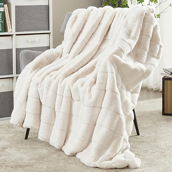 DREAMNINE PREMIUM 1100GSM SOFT FLUFFY FAUX RABBIT FUR THROW BLANKET FOR COUCH 50″ X 60″, DECORATIVE 3D PLAID WARM THICK FUZZY BLANKETS FOR WINTER, REVERSIBLE LUXURY SHAGGY COZY FURRY BLANKET, WHITE