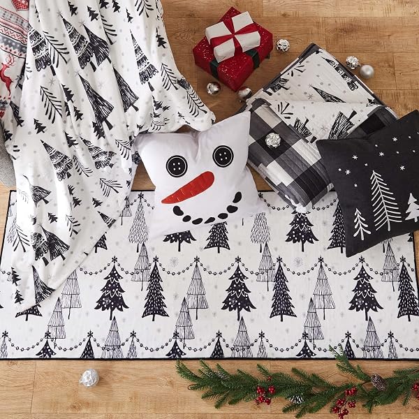 LEVTEX HOME MERRY & BRIGHT COLLECTION – NORTHERN STAR QUILT SET – KING/CAL KING QUILT (106X92IN.) + TWO KING PILLOW SHAMS (36X20IN.) – CHRISTMAS TREE – BLACK AND WHITE – REVERSIBLE