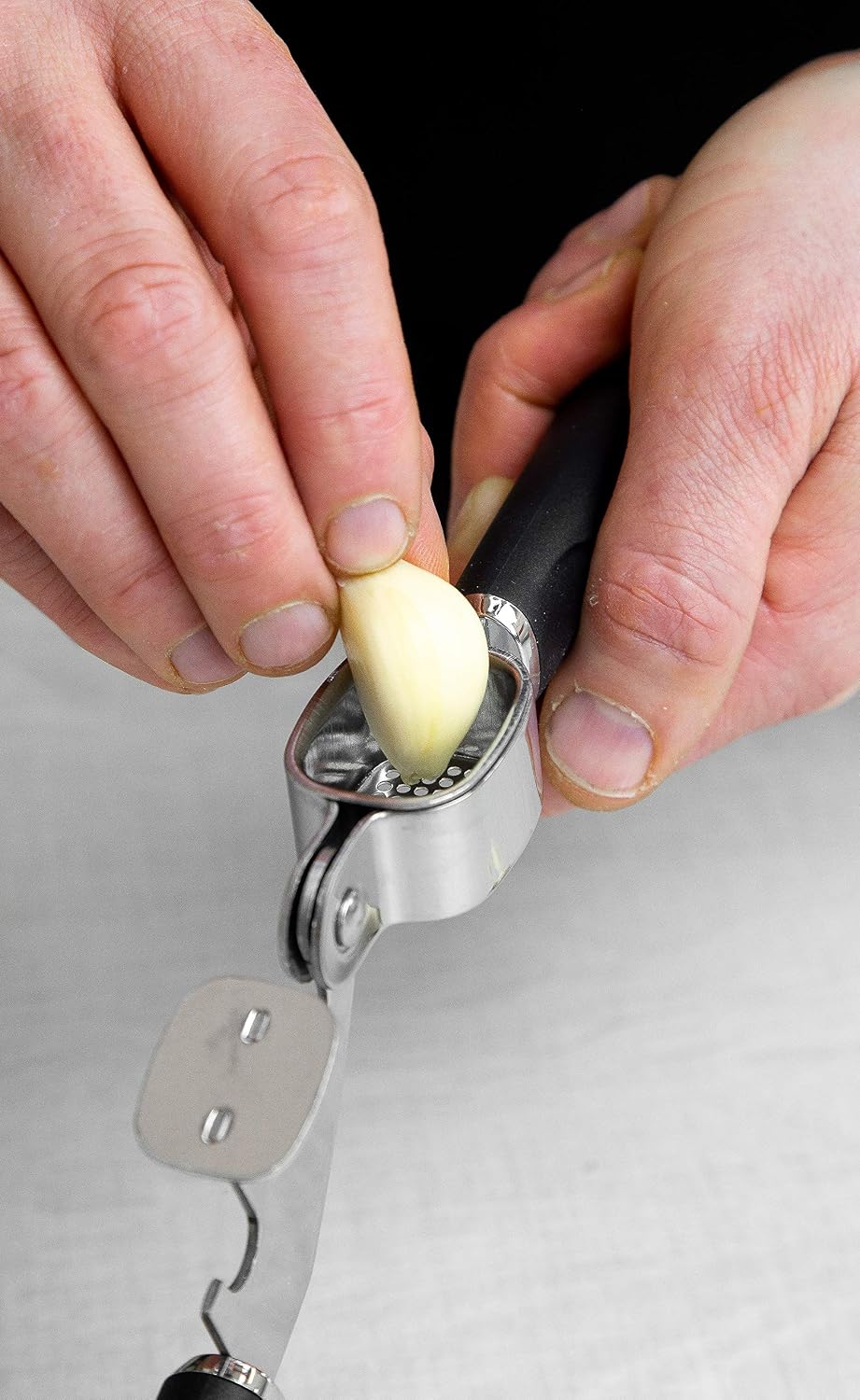 MasterClass Garlic Press with Soft Grip Handle, Stainless Steel, 17.5 cm, Black - Image 5