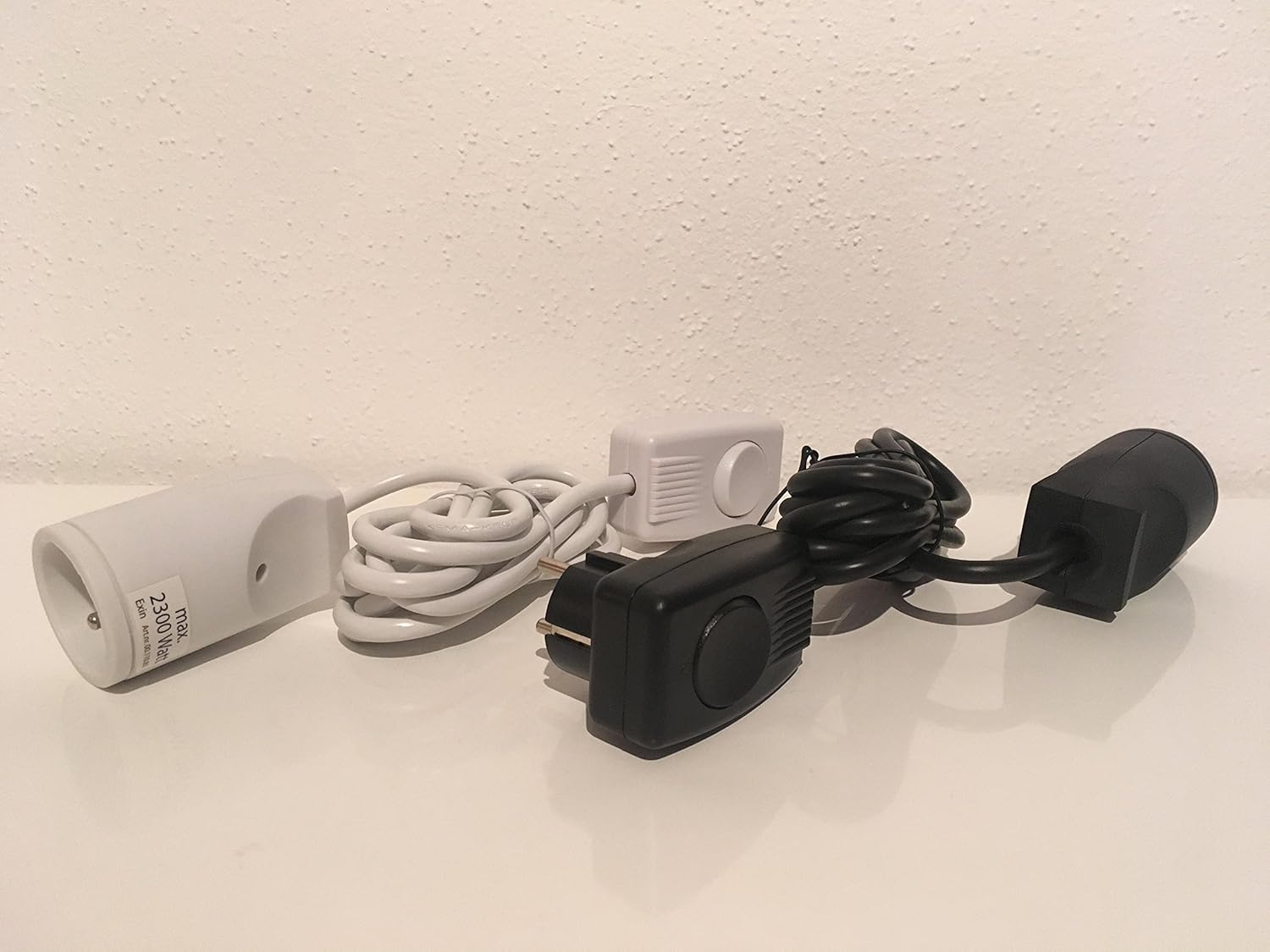 Verlängerungskabel 2 Meter, Flachstecker mit Ein/Aus Schalter, Weiß 00.110.83 oder Schwarz 00.