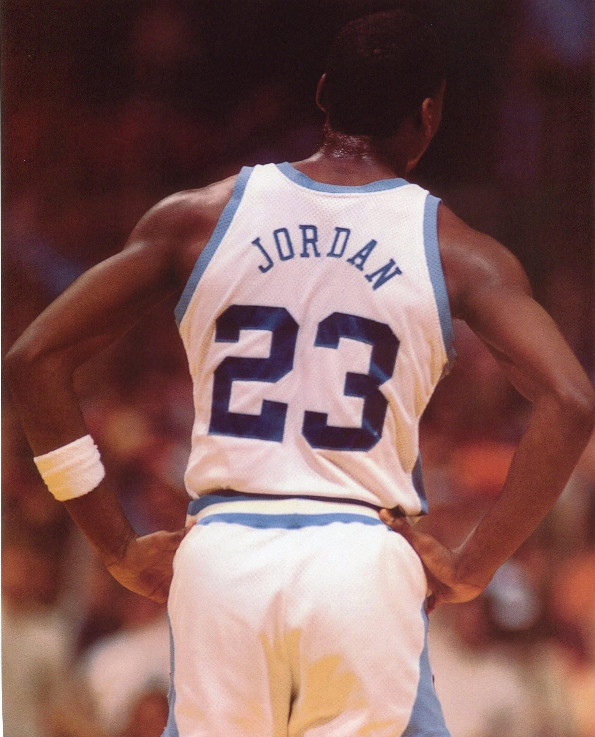 MICHAEL JORDAN UNC TARHEELS 8X10 SPORTS ACTION PHOTO (XLT-1)