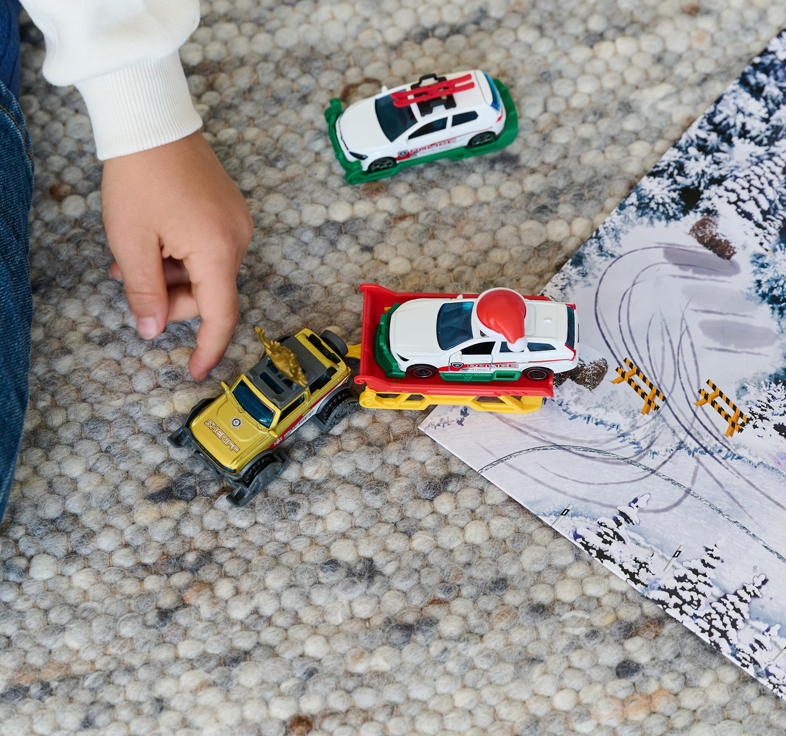 Majorette Auto Adventskalender 2025 für Kinder ab 5 Jahre - Weihnachtskalender mit 8 Spielzeugautos aus Metall und 16 Zubehör-Teilen - 24 Fenster mit Spielzeug-Befüllung inkl. Spielfläche 5