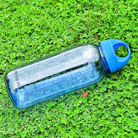 Amazon Bottled Joy 水筒 ブラシの赠り物 プラスチック ウォーターボトル クリアボトル マグボトル コップ 直飲み 携帯ポット 取っ手付き ボトル シンプルな人気ボトル 軽量 Tritanの素材 食器洗い機ができる 大容量 1000ml 1l ブラック 黒 ブルー 1l 紺色 ブラシ