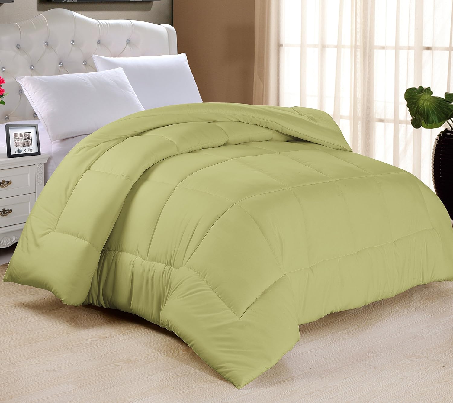 Swift Home All-Season Extra Soft Luxurious Classic Light-Warmth Goose Down-Alternative Comforter, King 104" x 90", Sage