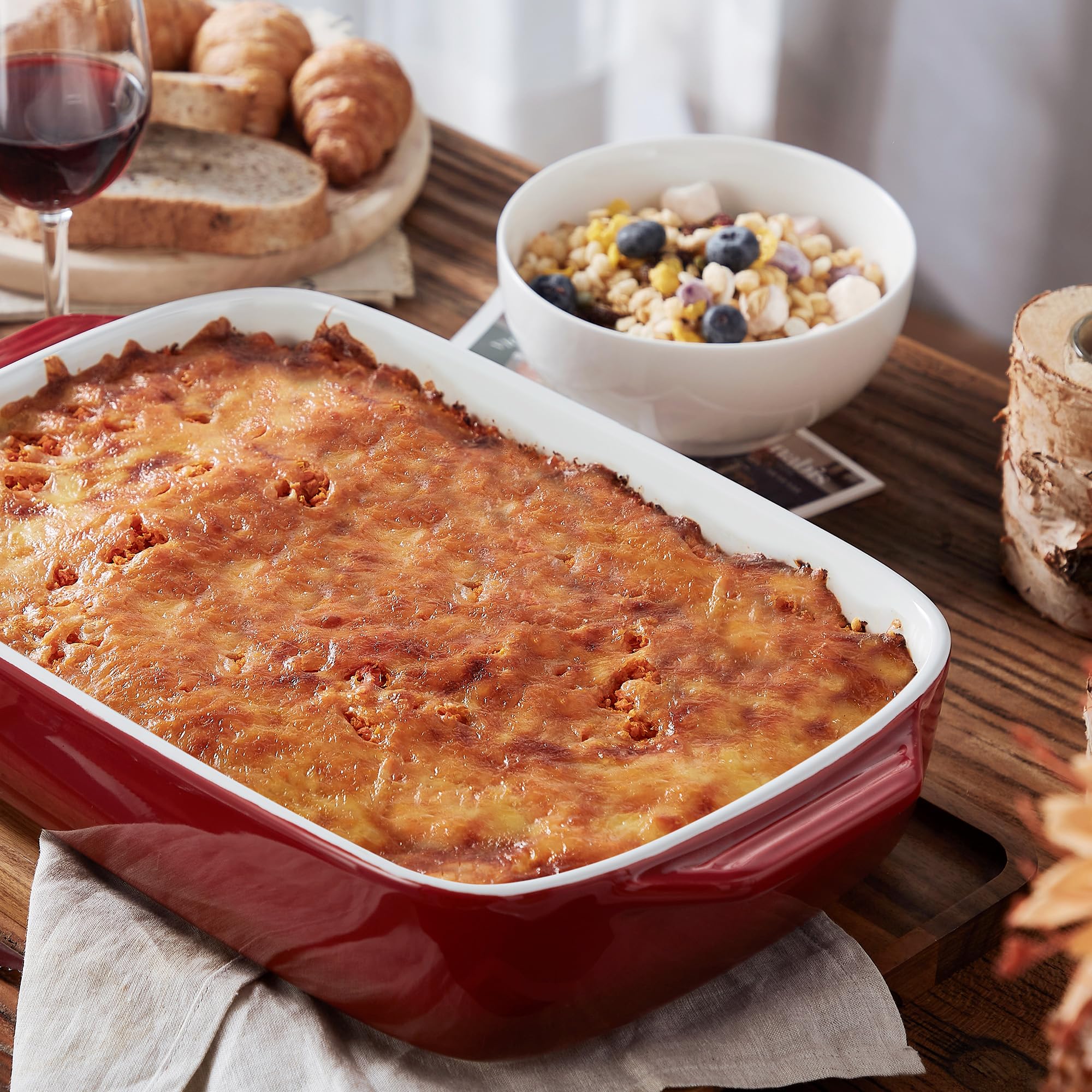 Lareina Large Ceramic Casserole Dish with Lid, 4.0 Quart Covered Rectangular Stoneware Baking Dishes for Oven, Deep 9x13 Inch Lasagna Pans for Baking and Serving, Perfect for Christmas gifts, Red