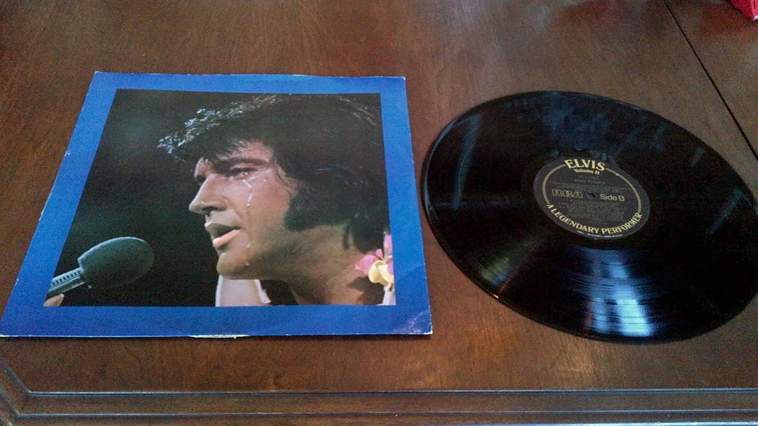 Elvis-A Legendary Performer..Volume 2/ 1976, RCA..CPL1-1349..rare vocal interview..3:24 minutes, 4/10/56...inc; songs..Blue Suede Shoes, Blue Christmas, Jailhouse Rock, It's Now or Never, How Great Thou Art..In cardboard sleeve..excellent condition Great analog sound ,wiil use protective plastic cover